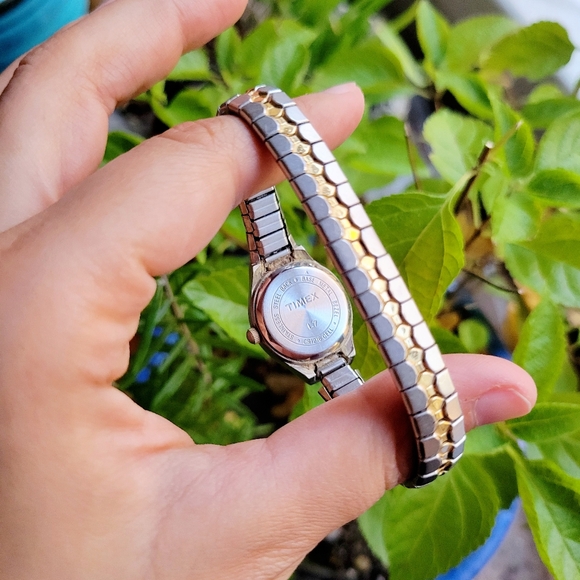 Vintage Timex Carriage Quartz Womens Womans Silver & Gold Dainty Stretch Watch - Picture 6 of 6